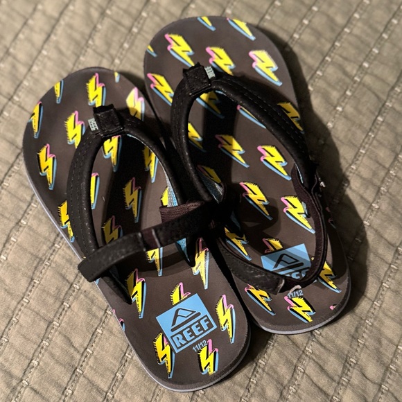 Reef Boys’ Little Ahi Sandals w/ Lightening Bolt Design (11/12 Toddler) - Picture 2 of 4